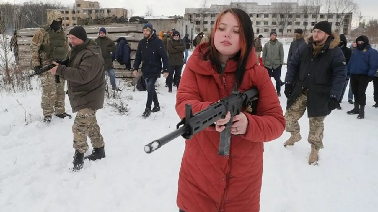 Ukraine Crisis: रूस के आक्रमण का खौफ, यूक्रेन में बच्चों को सिखाया जा रहा बंदूक चलाना