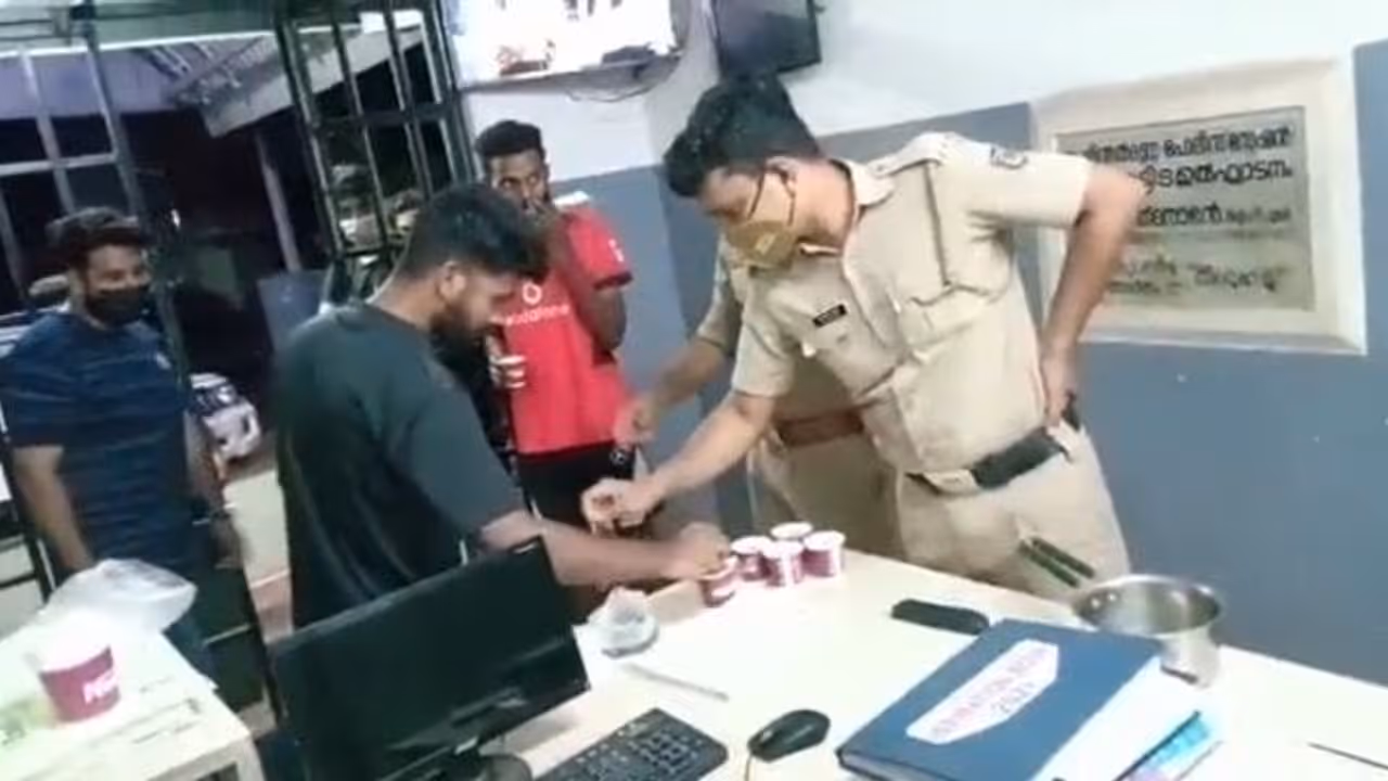 അർധരാത്രിയിൽ ചായ കുടിക്കാൻ പുറത്തിറങ്ങിയ യുവാക്കള്ക്ക് കട്ടന്ചായ ഇട്ട് കൊടുത്ത് പൊലീസ് അർധരാത്രിയിൽ ചായ കുടിക്കാൻ പുറത്തിറങ്ങിയ യുവാക്കള്ക്ക് കട്ടന്ചായ ഇട്ട് കൊടുത്ത് പൊലീസ്