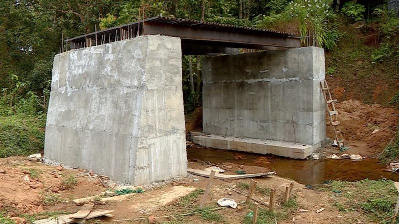 ഉരുൾ പൊട്ടൽ ഭീഷണിയുള്ള സ്ഥലത്ത് തോട് കയ്യേറി അനധികൃത പാലം നിർമാണം ഉരുൾ പൊട്ടൽ ഭീഷണിയുള്ള സ്ഥലത്ത് തോട് കയ്യേറി അനധികൃത പാലം നിർമാണം