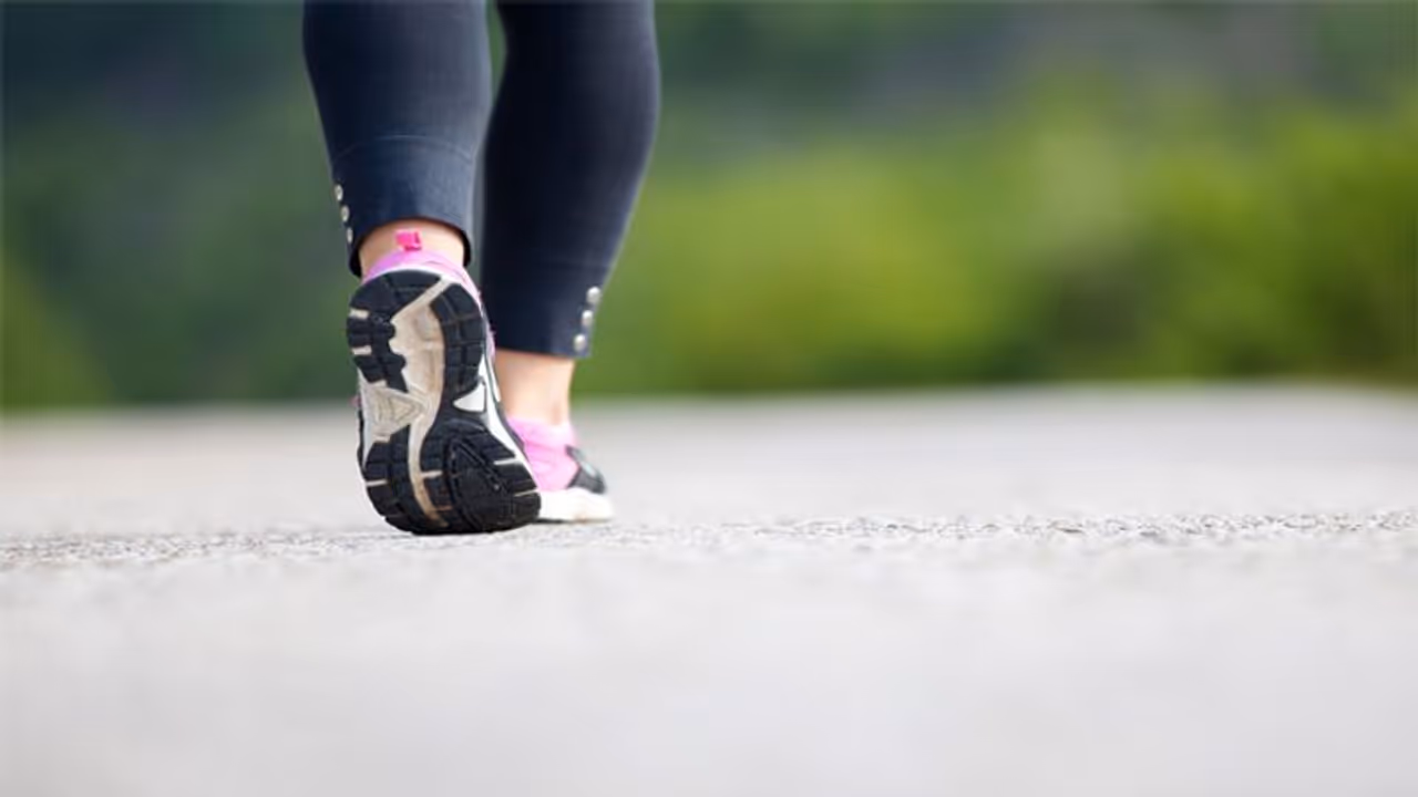 Health Tips: क्या वाकई स्वस्थ रहने के लिए दिनभर में जरूरी है 10 हजार कदम चलना? जानें क्या कहते हैं एक्सपर्ट