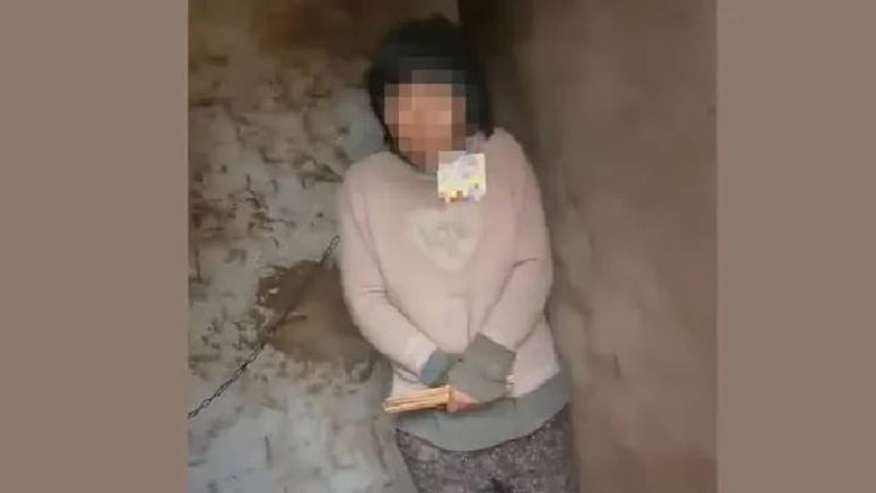 മാനസികാരോഗ്യക്കുറവുള്ള സ്ത്രീയെ കഴുത്തില് ചങ്ങലയിട്ട് ഭിത്തിയില് ബന്ധിച്ചു, ചൈനയില് രോഷമുയര്ത്തി വീഡിയോ മാനസികാരോഗ്യക്കുറവുള്ള സ്ത്രീയെ കഴുത്തില് ചങ്ങലയിട്ട് ഭിത്തിയില് ബന്ധിച്ചു, ചൈനയില് രോഷമുയര്ത്തി വീഡിയോ