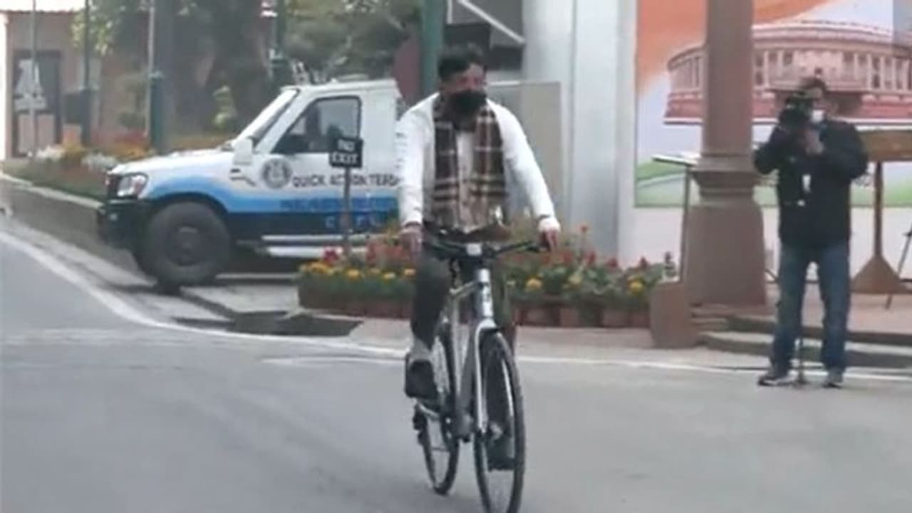 पॉल्यूशन के विरुद्ध लोगों में जागरुकता लाने साइकिल से संसद पहुंचे हेल्थ मिनिस्टर डॉ. मनसुख मंडाविया पॉल्यूशन के विरुद्ध लोगों में जागरुकता लाने साइकिल से संसद पहुंचे हेल्थ मिनिस्टर डॉ. मनसुख मंडाविया