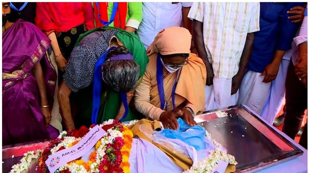 എന്ഡോസള്ഫാന് മേഖലയില് മരിച്ച കുഞ്ഞിന്റെ മൃതദേഹവുമായി കാസര്കോട് പ്രതിഷേധം എന്ഡോസള്ഫാന് മേഖലയില് മരിച്ച കുഞ്ഞിന്റെ മൃതദേഹവുമായി കാസര്കോട് പ്രതിഷേധം