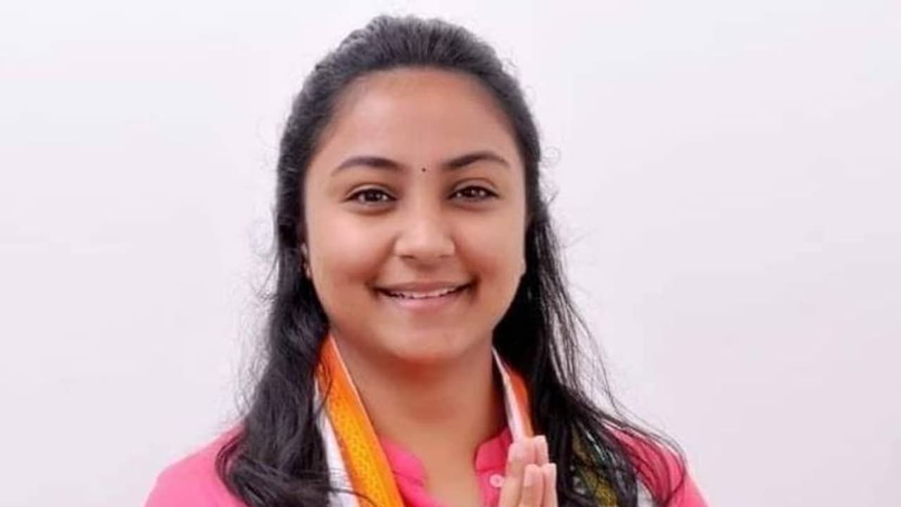 22 வயது பெண்ணுக்கு 'சீட்' கொடுத்த காங்கிரஸ்.. யார் இந்த 'தீபிகா..' திருப்பூர் தேர்தல் சுவாரசியம் !! 22 வயது பெண்ணுக்கு 'சீட்' கொடுத்த காங்கிரஸ்.. யார் இந்த 'தீபிகா..' திருப்பூர் தேர்தல் சுவாரசியம் !!