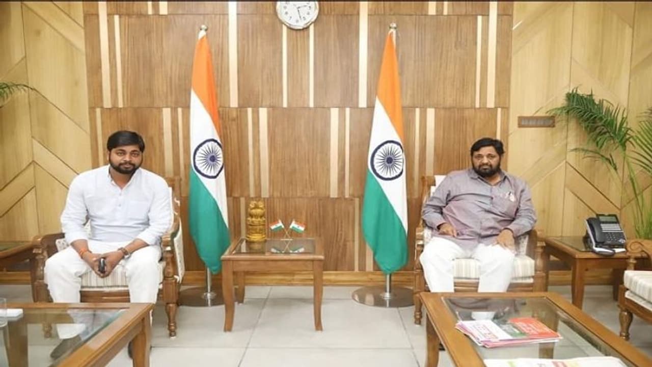 Exclusive: बेटे के लिए टिकट मांग रहे थे केन्द्रीय मंत्री कौशल किशोर, पत्नी को मिला तो नाराज हो पहुंचे दिल्ली! Exclusive: बेटे के लिए टिकट मांग रहे थे केन्द्रीय मंत्री कौशल किशोर, पत्नी को मिला तो नाराज हो पहुंचे दिल्ली!