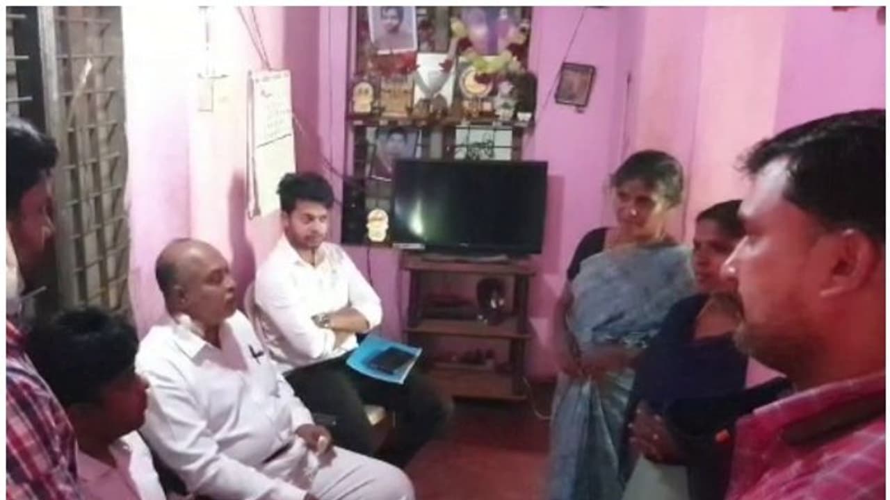 മധുവിനെ തല്ലിക്കൊന്ന കേസിൽ പുനരന്വേഷണം വേണമെന്ന് കുടുംബം; നിയമോപദേശം നൽകാൻ മമ്മൂട്ടി ചുമതലപ്പെടുത്തിയ അഭിഭാഷകൻ മധുവിനെ തല്ലിക്കൊന്ന കേസിൽ പുനരന്വേഷണം വേണമെന്ന് കുടുംബം; നിയമോപദേശം നൽകാൻ മമ്മൂട്ടി ചുമതലപ്പെടുത്തിയ അഭിഭാഷകൻ