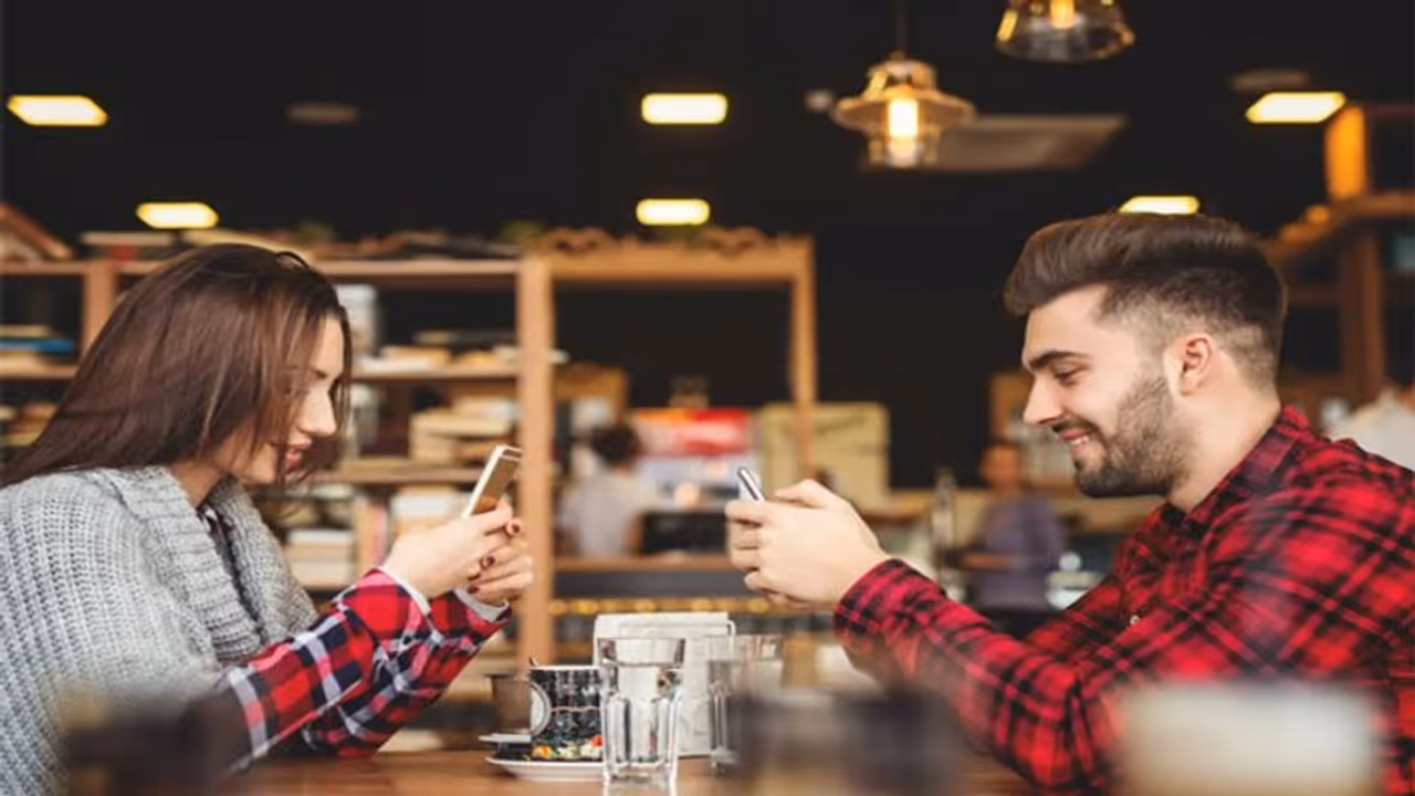Relationship Tips: पति पत्नी के रिश्ते में दरार ला सकता है सोशल मीडिया, इस तरह मिटाएं अपने बीच की दीवार