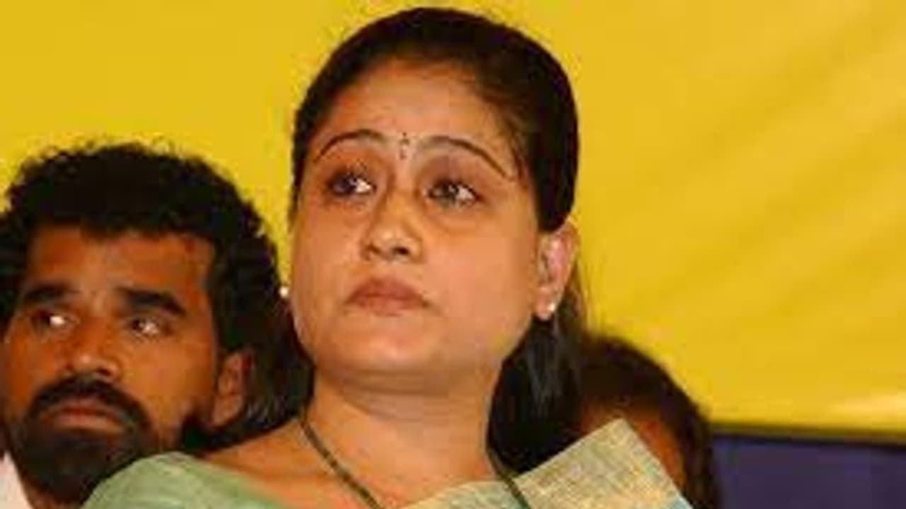 ஸ்டாலின் அரசு கிறிஸ்தவ மதத்திற்கு ஆதரவாக செயல்படுகிறது.. தமிழ் நாட்டில் ஆட்டத்தை அரம்பித்த விஜய சாந்தி. ஸ்டாலின் அரசு கிறிஸ்தவ மதத்திற்கு ஆதரவாக செயல்படுகிறது.. தமிழ் நாட்டில் ஆட்டத்தை அரம்பித்த விஜய சாந்தி.