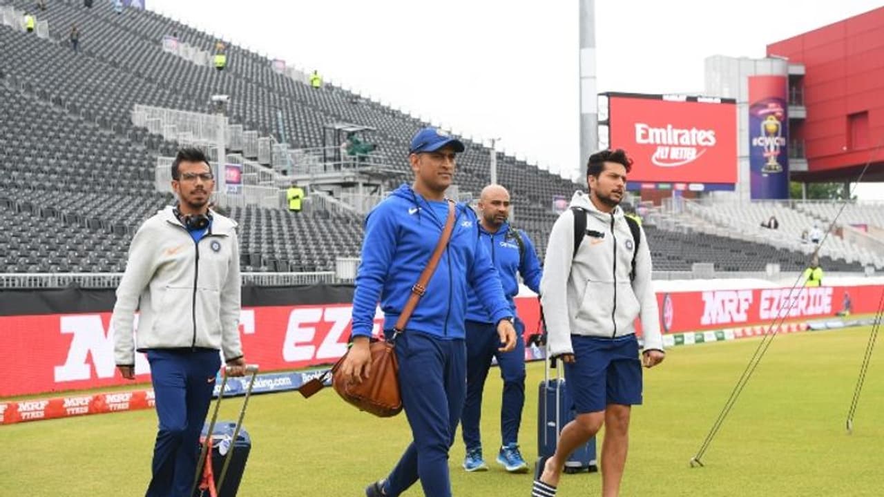 Yuzvendra Chahal : ടി20യില് തന്നെ 64 റണ്സടിച്ചപ്പോള് ധോണി പറഞ്ഞത് ചില് ചെയ്യാന്! 'തല' മരണമാസെന്ന് ചാഹല് Yuzvendra Chahal : ടി20യില് തന്നെ 64 റണ്സടിച്ചപ്പോള് ധോണി പറഞ്ഞത് ചില് ചെയ്യാന്! 'തല' മരണമാസെന്ന് ചാഹല്