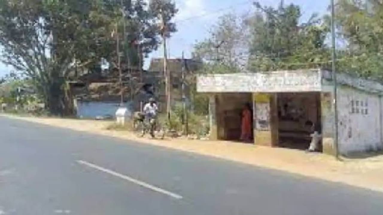 പെണ്മക്കളുടെ വിവാഹം നടത്തി, കടം കയറി, ബസ് ഷെല്ട്ടറില് കഴിഞ്ഞ് 61 കാരൻ പെണ്മക്കളുടെ വിവാഹം നടത്തി, കടം കയറി, ബസ് ഷെല്ട്ടറില് കഴിഞ്ഞ് 61 കാരൻ