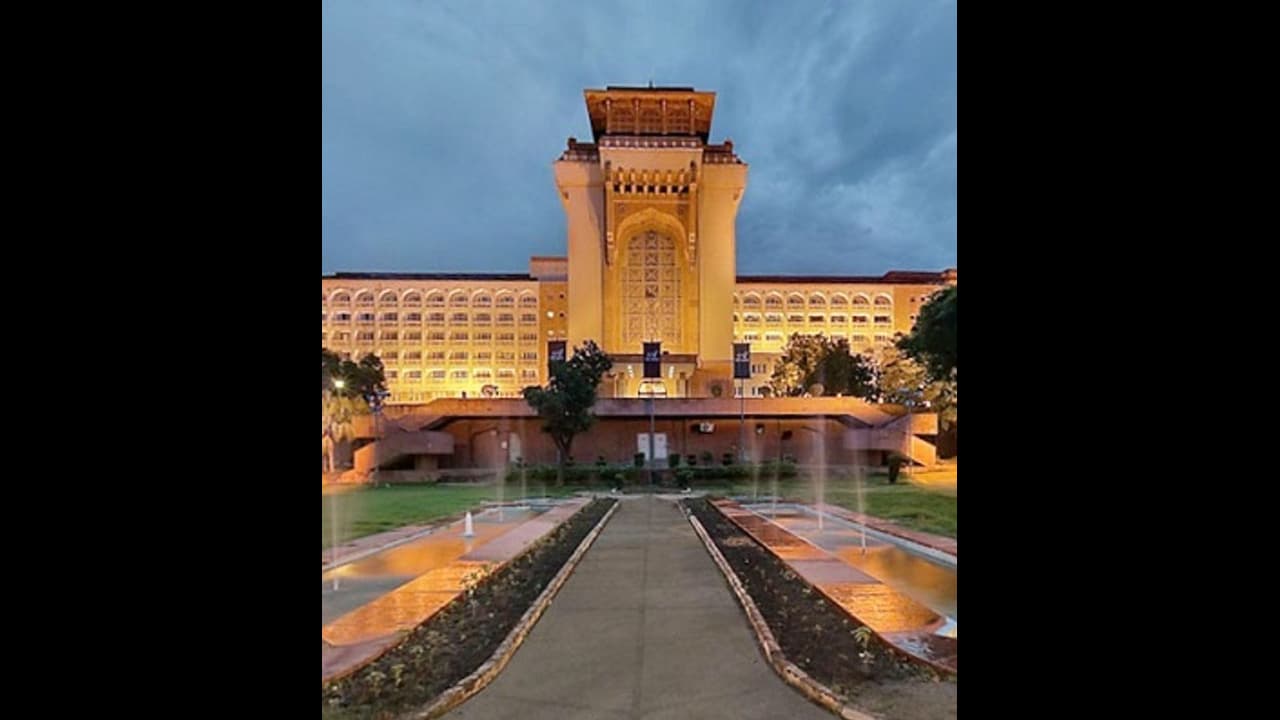 Five Star Hotel: ஏர் இந்தியாவுக்கு அடுத்து விற்பனைக்கு வரப்போகும் மிகப்பெரிய ஓட்டல்..? வெளியான தகவல்..