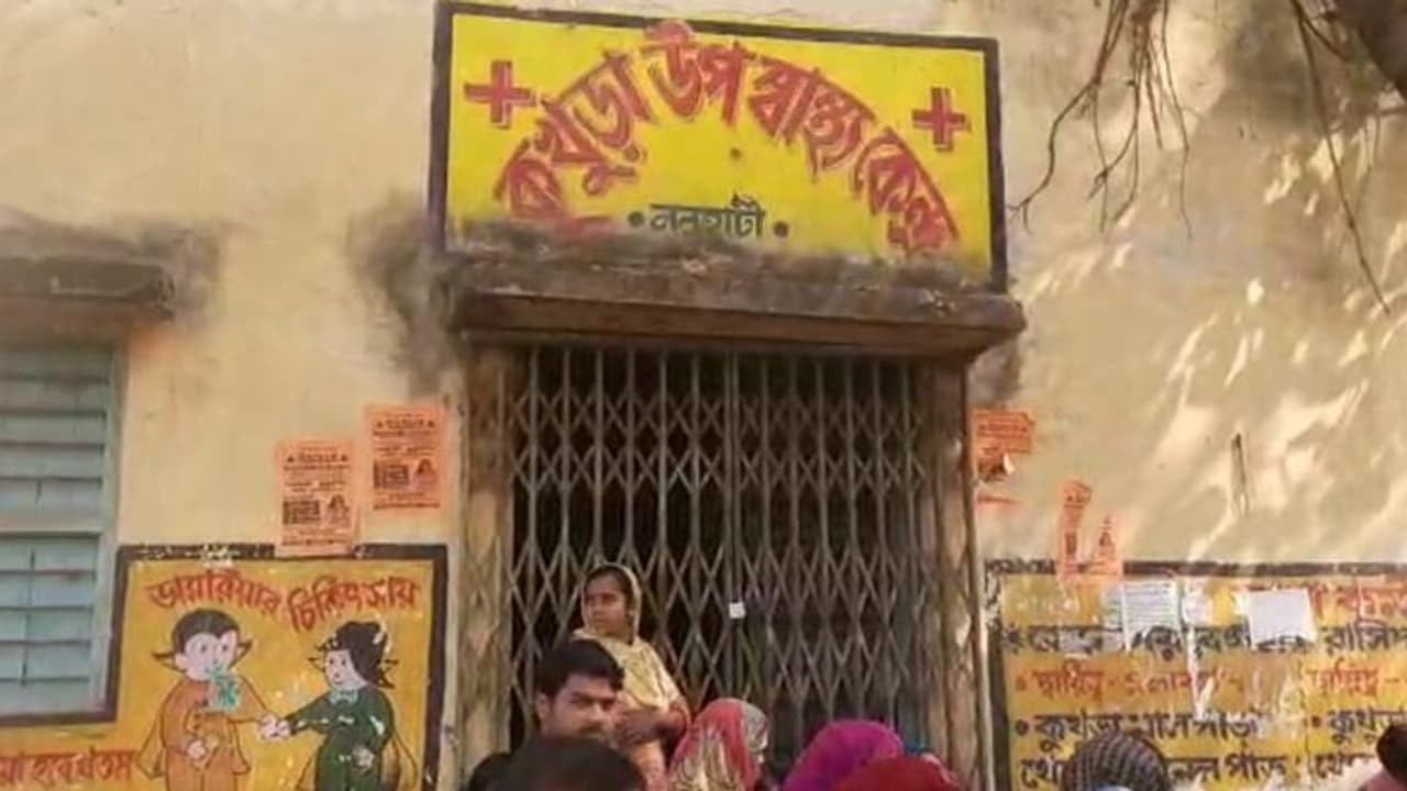 স্বাস্থ্যকেন্দ্রে মিলত না ওষুধ, পড়ে পড়ে মেয়াদ উত্তীর্ণ, তালা ঝোলাল গ্রামবাসীরা স্বাস্থ্যকেন্দ্রে মিলত না ওষুধ, পড়ে পড়ে মেয়াদ উত্তীর্ণ, তালা ঝোলাল গ্রামবাসীরা