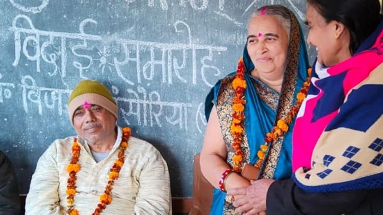 एक शिक्षक ऐसे भी: रिटायरमेंट पर दान कर दी जिंदगीभर की कमाई, कहा अब ये 40 लाख गरीब बच्चों की पढ़ाई के लिए एक शिक्षक ऐसे भी: रिटायरमेंट पर दान कर दी जिंदगीभर की कमाई, कहा अब ये 40 लाख गरीब बच्चों की पढ़ाई के लिए