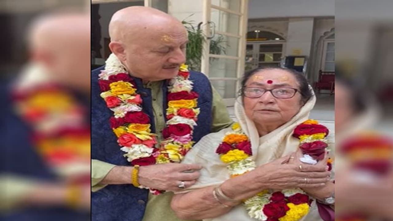 Anupam Kher अपनी मां के साथ इस मंदिर में की पूजा अर्चना, दुलारी देवी को याद आया गुजरा जमाना