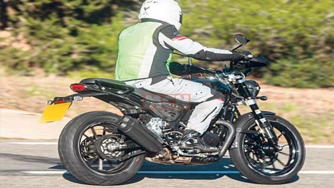 बजाज का Triumph roadster देगा रॉयल एनफील्ड को टक्कर, कीमत भी होगी बहुत कम, यहां किया गया स्पॉट बजाज का Triumph roadster देगा रॉयल एनफील्ड को टक्कर, कीमत भी होगी बहुत कम, यहां किया गया स्पॉट