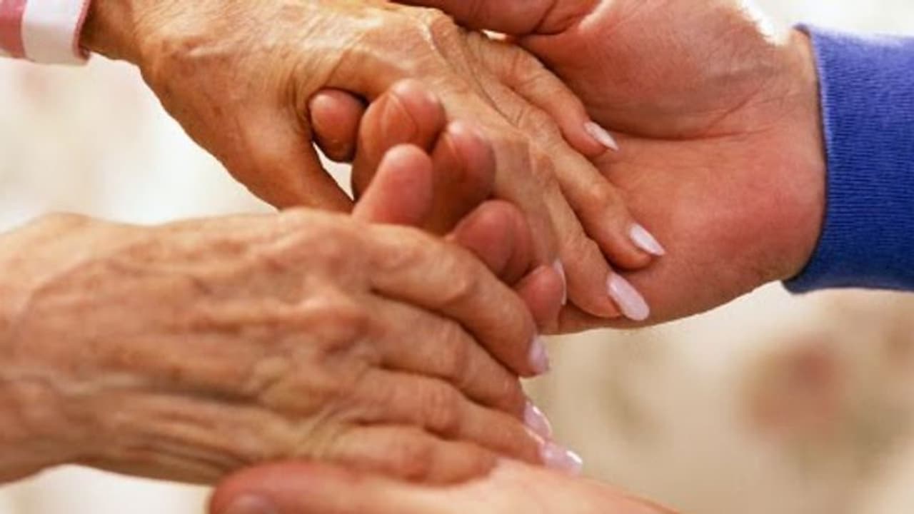 అమ్మ కోసం ఓ కొడుకు తాపత్రయం... తల్లిని తోపుడుబండిపై తీసుకెళుతున్న అభినవ శ్రవణ కుమారుడు అమ్మ కోసం ఓ కొడుకు తాపత్రయం... తల్లిని తోపుడుబండిపై తీసుకెళుతున్న అభినవ శ్రవణ కుమారుడు