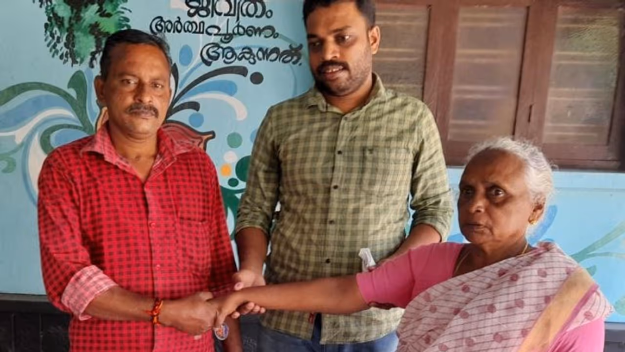 കാത്തിരിപ്പിന് വിരാമം; അമ്മിണിയെ വീട്ടിലേയ്ക്ക് കൊണ്ടുപോകാന് മകൻ ഗാന്ധിഭവനിലെനെത്തി കാത്തിരിപ്പിന് വിരാമം; അമ്മിണിയെ വീട്ടിലേയ്ക്ക് കൊണ്ടുപോകാന് മകൻ ഗാന്ധിഭവനിലെനെത്തി