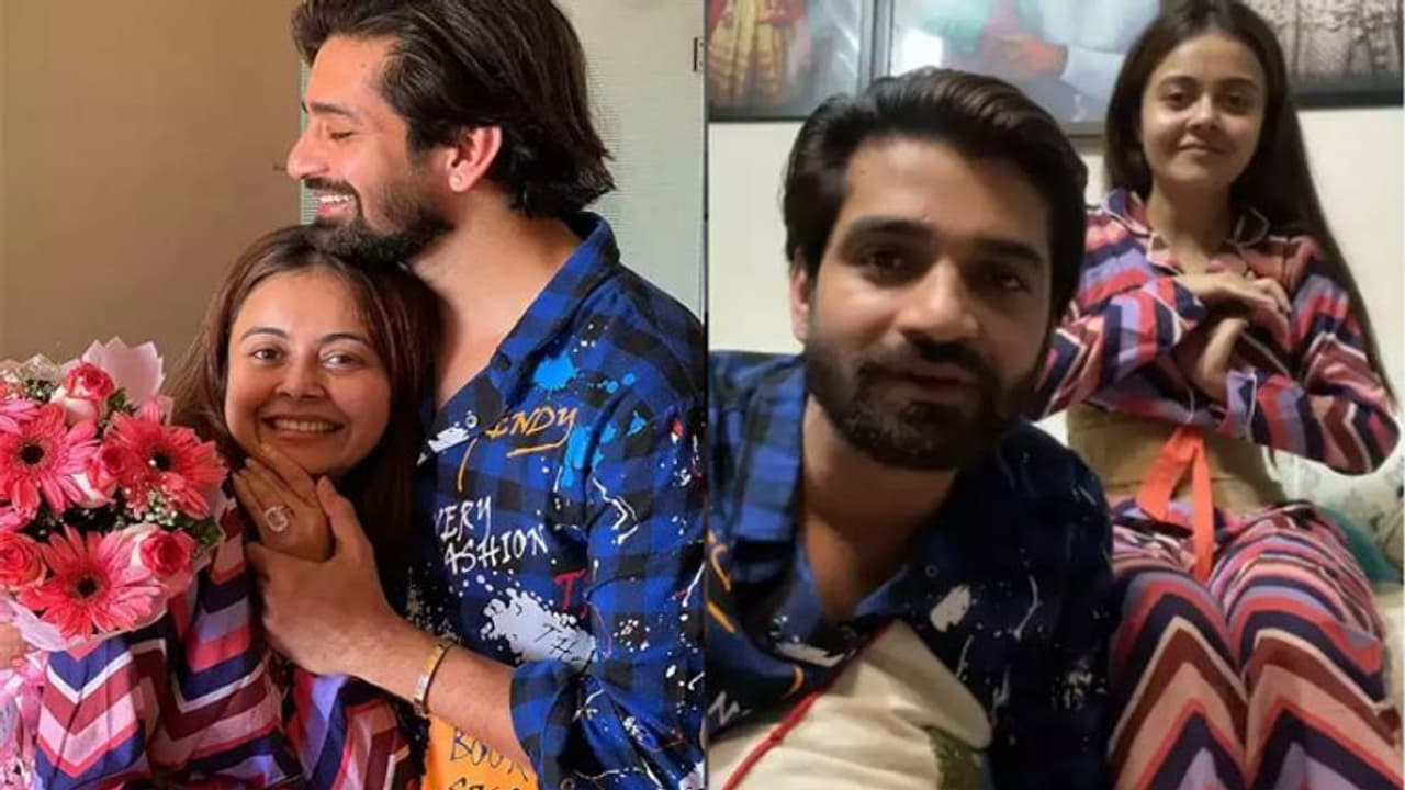 घुटनों पर बैठकर Devoleena Bhattacharjee को Vishal Singh ने किया प्रपोज, अब सामने आई इस सगाई की हकीकत घुटनों पर बैठकर Devoleena Bhattacharjee को Vishal Singh ने किया प्रपोज, अब सामने आई इस सगाई की हकीकत