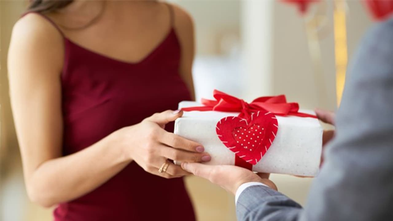 করওয়া চৌথ ২০২২ স্ত্রীকে এই জিনিসগুলি উপহার হিসেবে কখনও দেবেন না