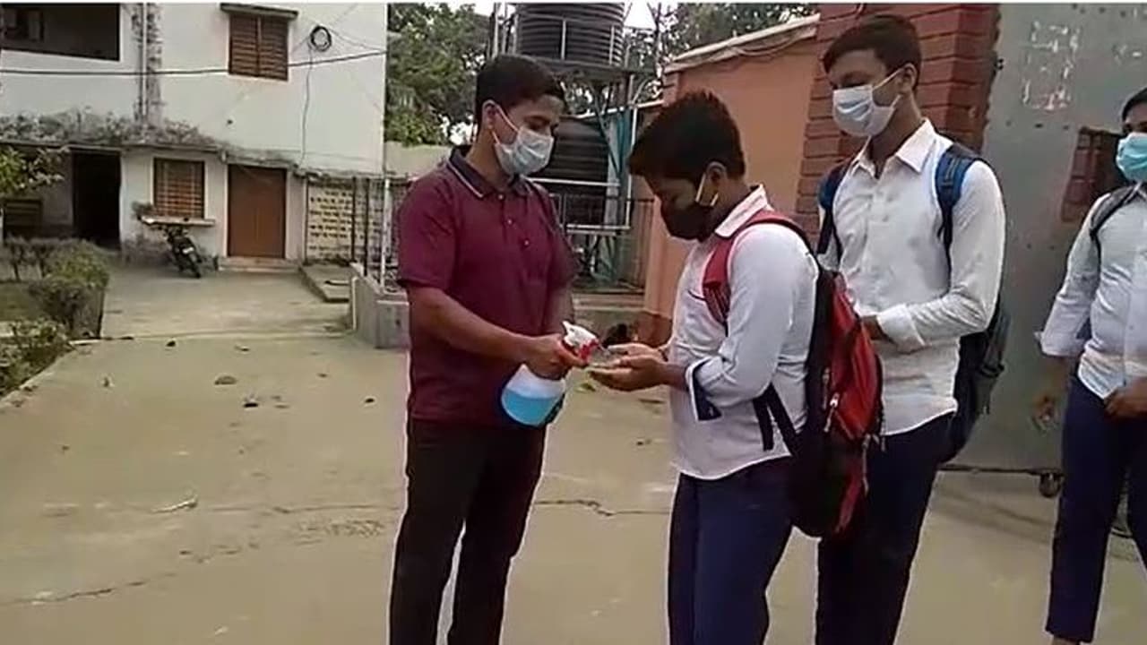 School Reopen: অবশেষে বাজল স্কুলের ঘণ্টা, করোনা ভয়কে সঙ্গে নিয়েই ক্লাসে পড়ুয়ারা School Reopen: অবশেষে বাজল স্কুলের ঘণ্টা, করোনা ভয়কে সঙ্গে নিয়েই ক্লাসে পড়ুয়ারা