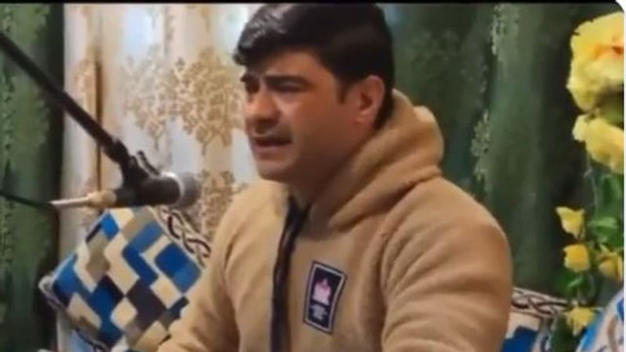 Srivalli गाने को कश्मीर युवक ने अलग अंदाज में गाया, वीडियो देखकर लोगों ने जमकर की तारीफ Srivalli गाने को कश्मीर युवक ने अलग अंदाज में गाया, वीडियो देखकर लोगों ने जमकर की तारीफ
