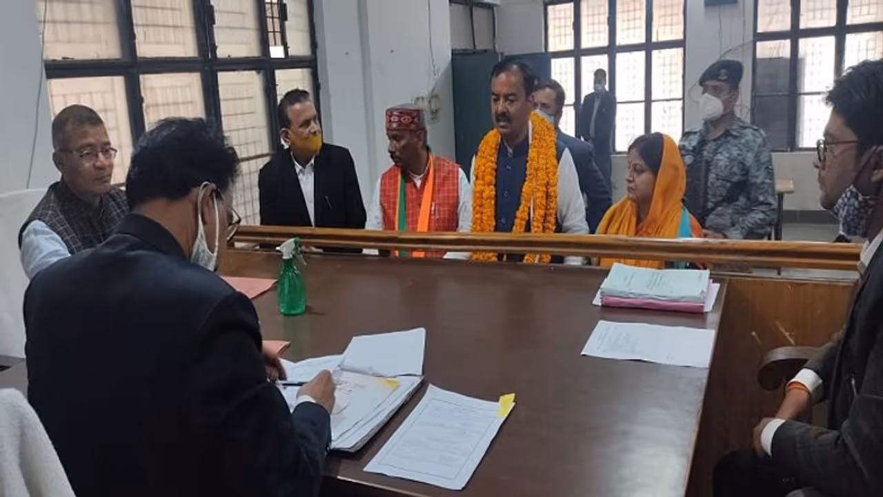 सिराथू से नामांकन कर डिप्टी CM केशव प्रसाद मौर्य ने भरी हुंकार, कहा सपा, बसपा और कांग्रेस का चरित्र एक जैसा सिराथू से नामांकन कर डिप्टी CM केशव प्रसाद मौर्य ने भरी हुंकार, कहा सपा, बसपा और कांग्रेस का चरित्र एक जैसा