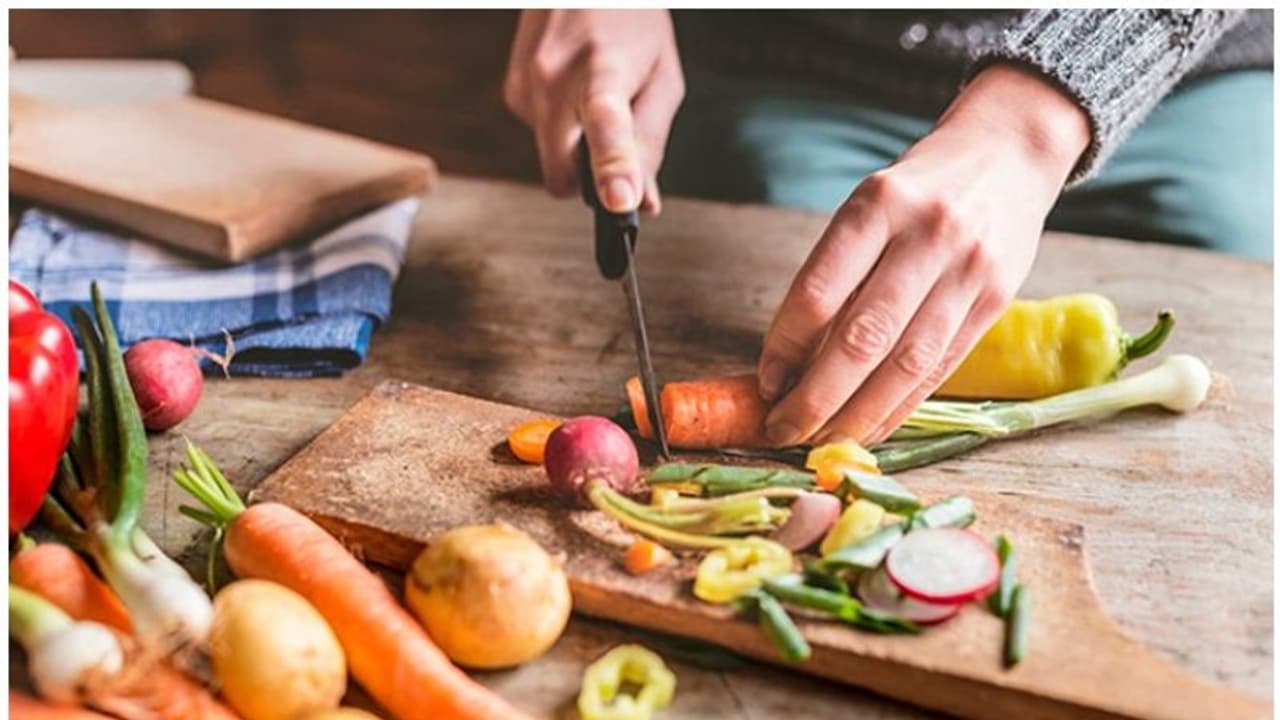 Cancer Fighting Foods : അഞ്ച് ഭക്ഷണങ്ങൾ ഡയറ്റിൽ ഉൾപ്പെടുത്തൂ, ക്യാൻസർ സാധ്യത കുറയ്ക്കാം