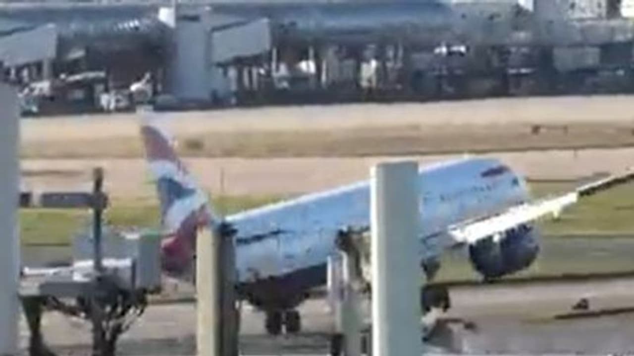 तेज हवाओं की चपेट में आया विमान, लैंडिंग के दौरान पलटने से बाल बाल बचा, कैमरे में कैद हुआ खौफनाक मंजर तेज हवाओं की चपेट में आया विमान, लैंडिंग के दौरान पलटने से बाल बाल बचा, कैमरे में कैद हुआ खौफनाक मंजर