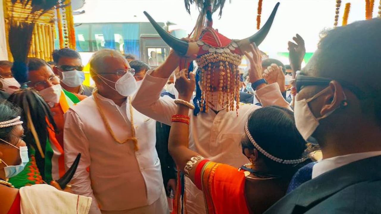 रायपुर पहुंचे राहुल गांधी, साइंस कॉलेज में गौर मुकुट पहनाकर जोरदार स्वागत, दंतेश्वरी माई मंदिर में माथा टेका