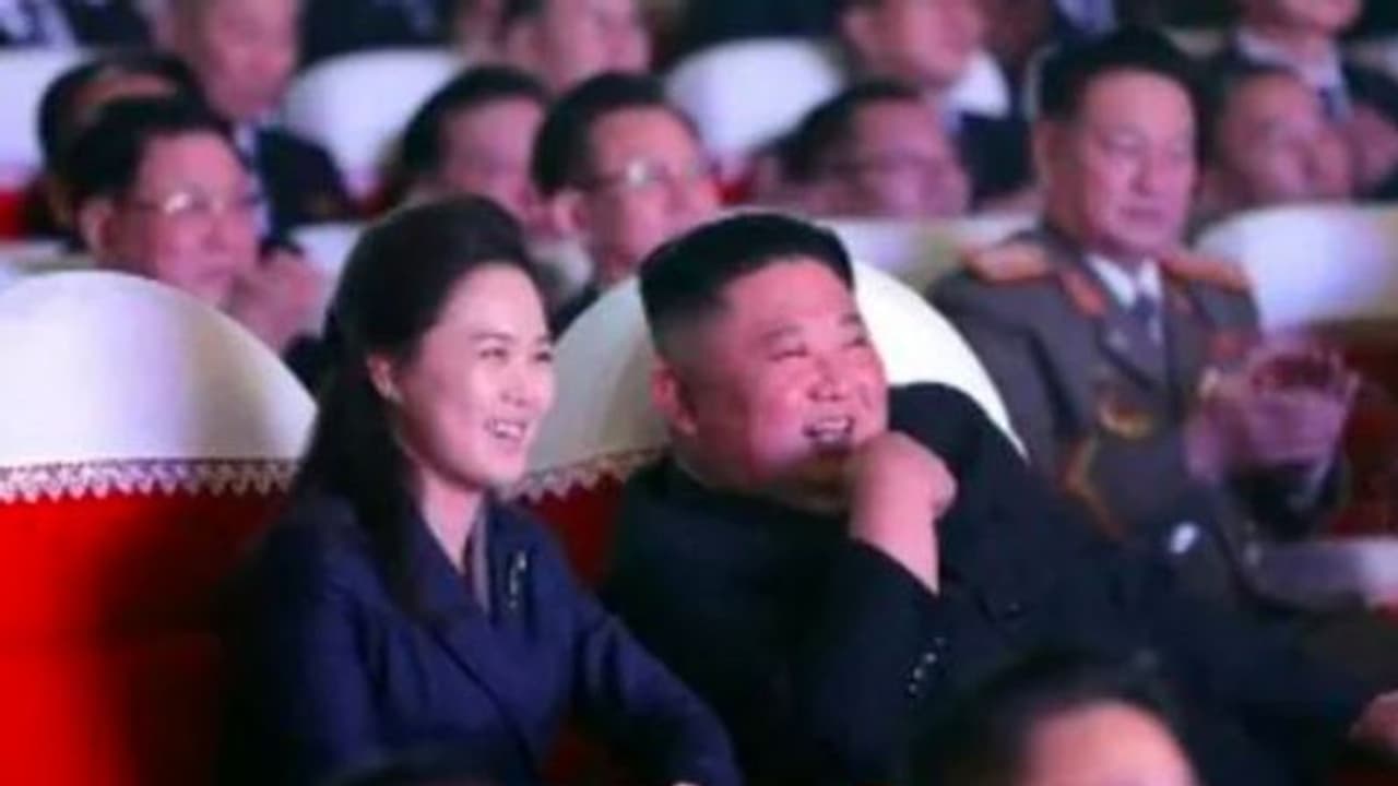 5 महीने के बाद किम जोन उन की पत्नी सार्वजनिक रूप से आई नजर, अटकलों पर लगा विराम 5 महीने के बाद किम जोन उन की पत्नी सार्वजनिक रूप से आई नजर, अटकलों पर लगा विराम