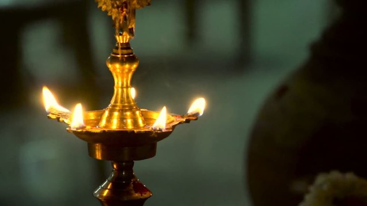 നിലവിളക്ക് തെളിയിക്കുമ്പോൾ ശ്രദ്ധിക്കേണ്ട ചിലത്