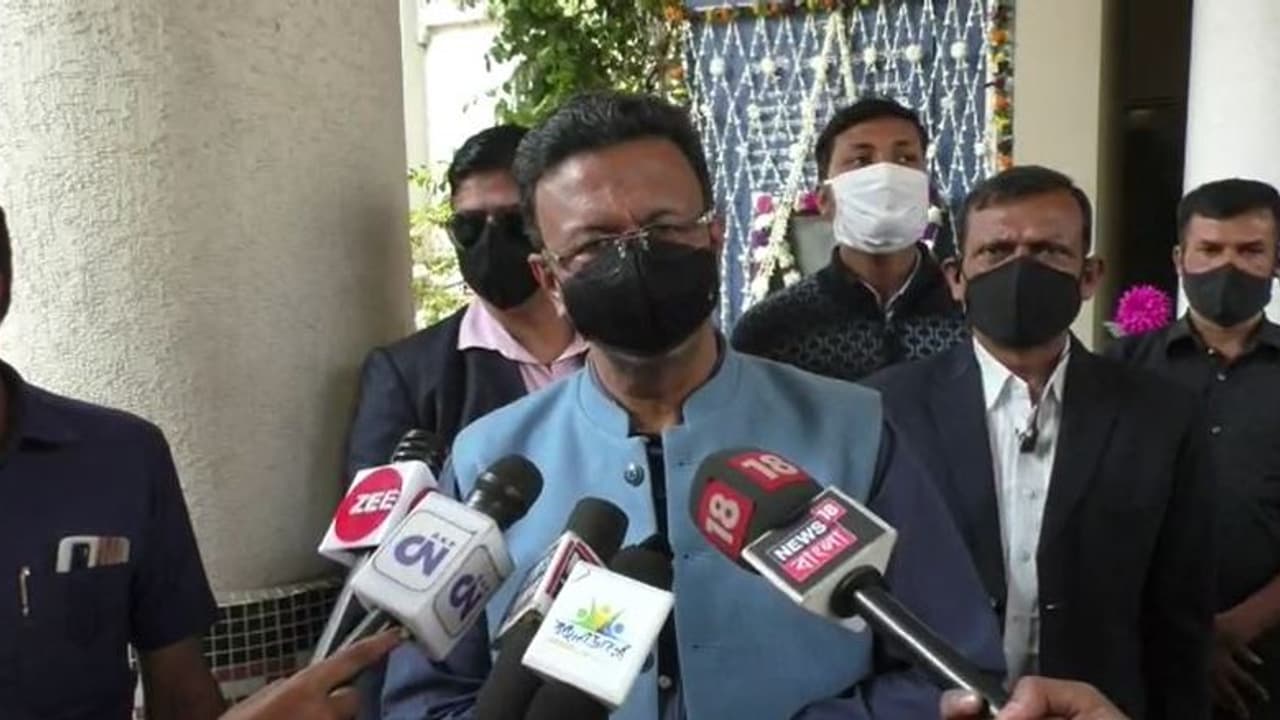 'নমিনেটেড লোকেদের বিল আটকানোর অধিকার নেই', হাওড়া বালি বিল নিয়ে রাজ্যপালকে কটাক্ষ ফিরহাদের