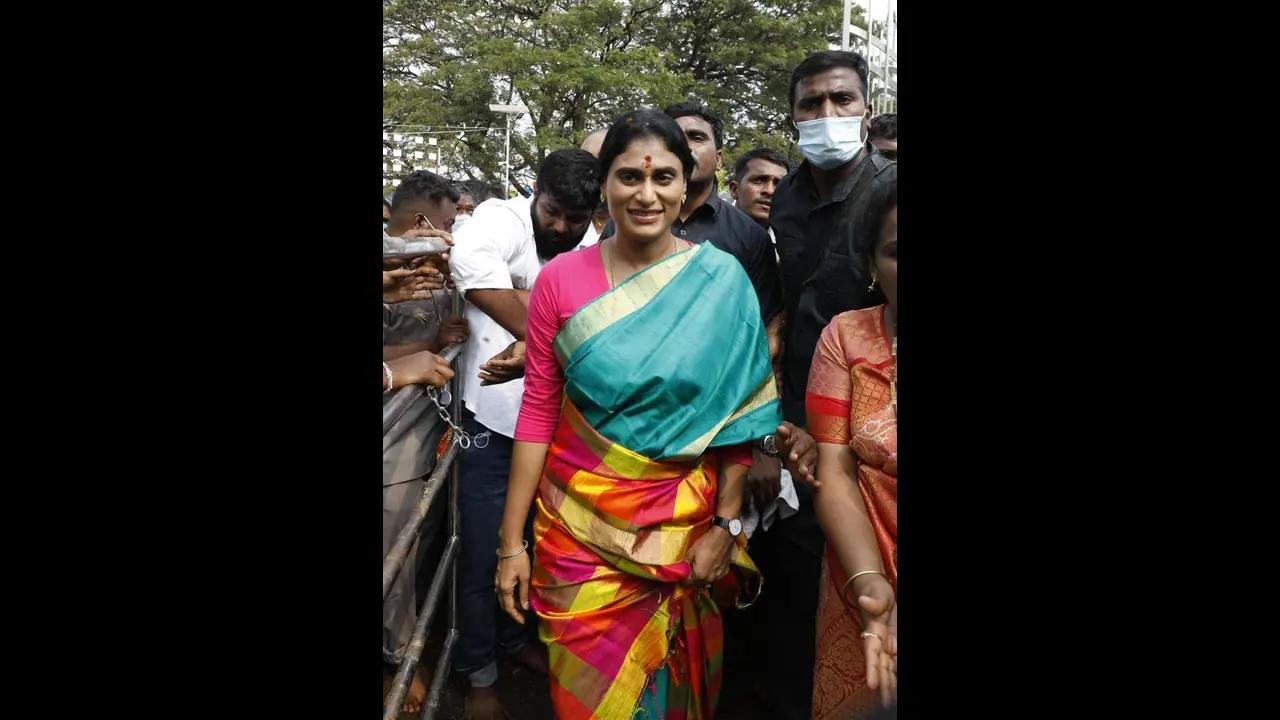 పోలీసుల భుజంపై తుపాకీ పెట్టి నా పాదయాత్రను అడ్డుకుంటున్నారు: కేసీఆర్‌పై వైఎస్ షర్మిల