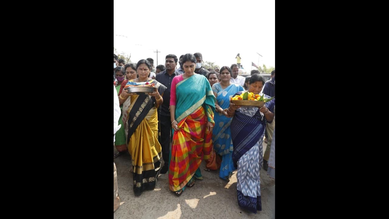 కేసీఆర్ ప్రతి పథకం మోసమే: వైఎస్ఆర్టీపీ చీఫ్ వైఎస్ షర్మిల కేసీఆర్ ప్రతి పథకం మోసమే: వైఎస్ఆర్టీపీ చీఫ్ వైఎస్ షర్మిల