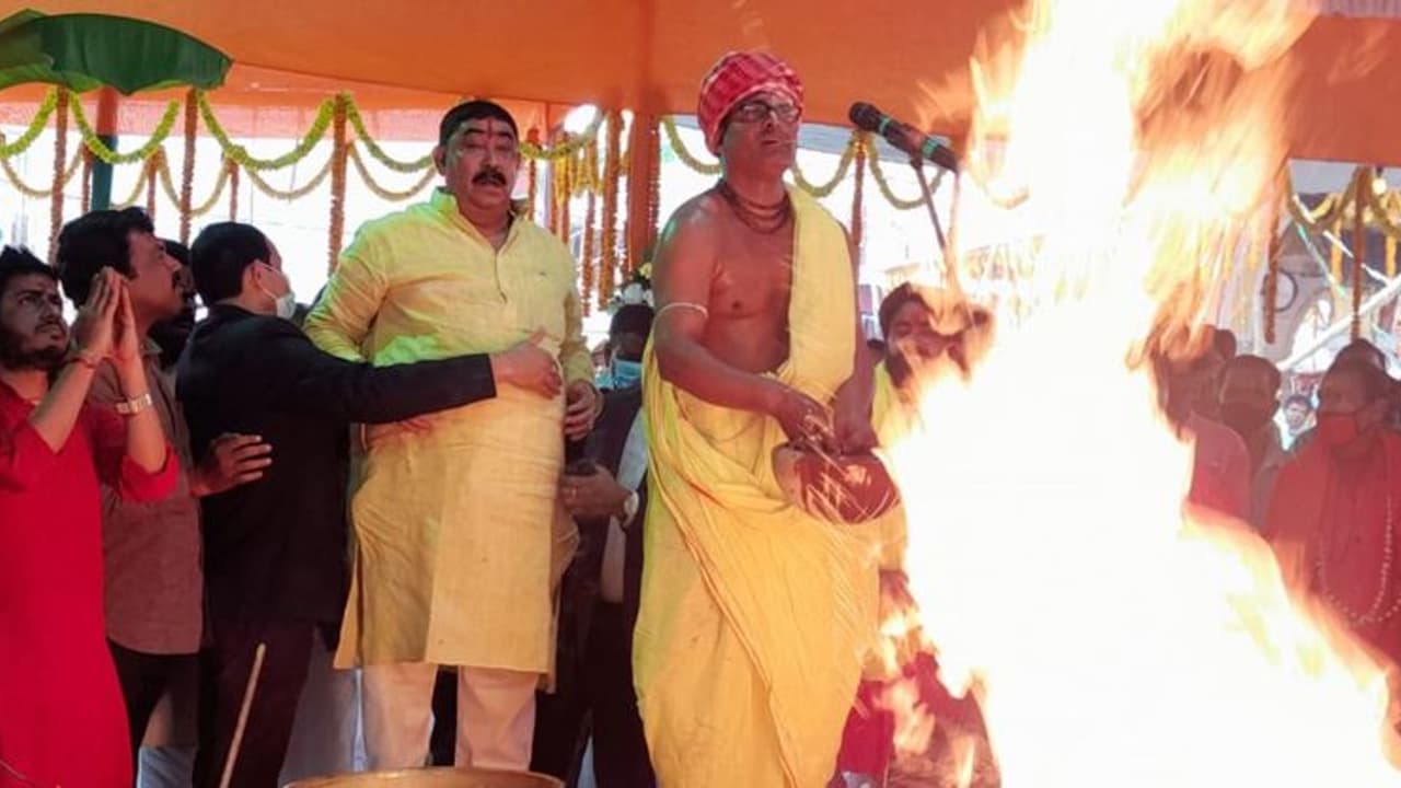 রক্ষাকবচ পেয়েই তারাপীঠ মন্দিরে মহাযজ্ঞ অনুব্রতর, সিবিআইকে সহযোগিতার আশ্বাস রক্ষাকবচ পেয়েই তারাপীঠ মন্দিরে মহাযজ্ঞ অনুব্রতর, সিবিআইকে সহযোগিতার আশ্বাস