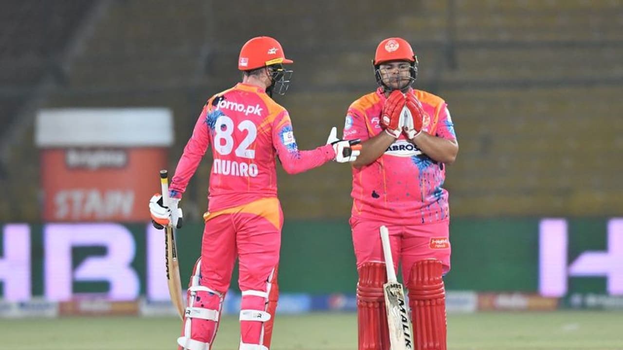 PSL: காலின் முன்ரோ, அசாம் கான், ஸ்டர்லிங் காட்டடி.! 20 ஓவரில் 229 ரன்களை குவித்த இஸ்லாமாபாத் அணி