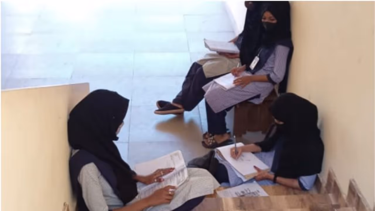 Hijab Row ಕಾಲೇಜು ಪ್ರವೇಶ ಪಡೆಯುವಾಗ ಸಮವಸ್ತ್ರ ಧರಿಸುತ್ತೇವೆ, ಶಿಸ್ತಿಗೆ ಭಂಗ ತರಲ್ಲ ಪತ್ರಕ್ಕೆ ಸಹಿ, ದಾಖಲೆಯಿಂದ ಸಂಕಷ್ಟ! Hijab Row ಕಾಲೇಜು ಪ್ರವೇಶ ಪಡೆಯುವಾಗ ಸಮವಸ್ತ್ರ ಧರಿಸುತ್ತೇವೆ, ಶಿಸ್ತಿಗೆ ಭಂಗ ತರಲ್ಲ ಪತ್ರಕ್ಕೆ ಸಹಿ, ದಾಖಲೆಯಿಂದ ಸಂಕಷ್ಟ!