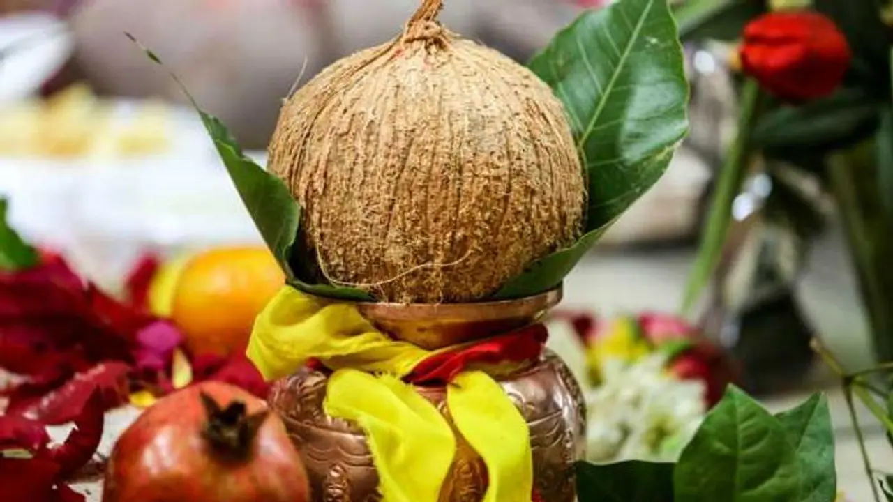 ಬಾಗಲಕೋಟೆ: ತಲೆಗೆ ತೆಂಗಿನಕಾಯಿ ಒಡೆದುಕೊಳ್ಳುವ ಪೂಜಾರಿ, ದಂಡಿನ ದುರ್ಗಾದೇವಿ ಜಾತ್ರೆಯಲ್ಲಿ ವಿಶಿಷ್ಟ ಸೇವೆ..!