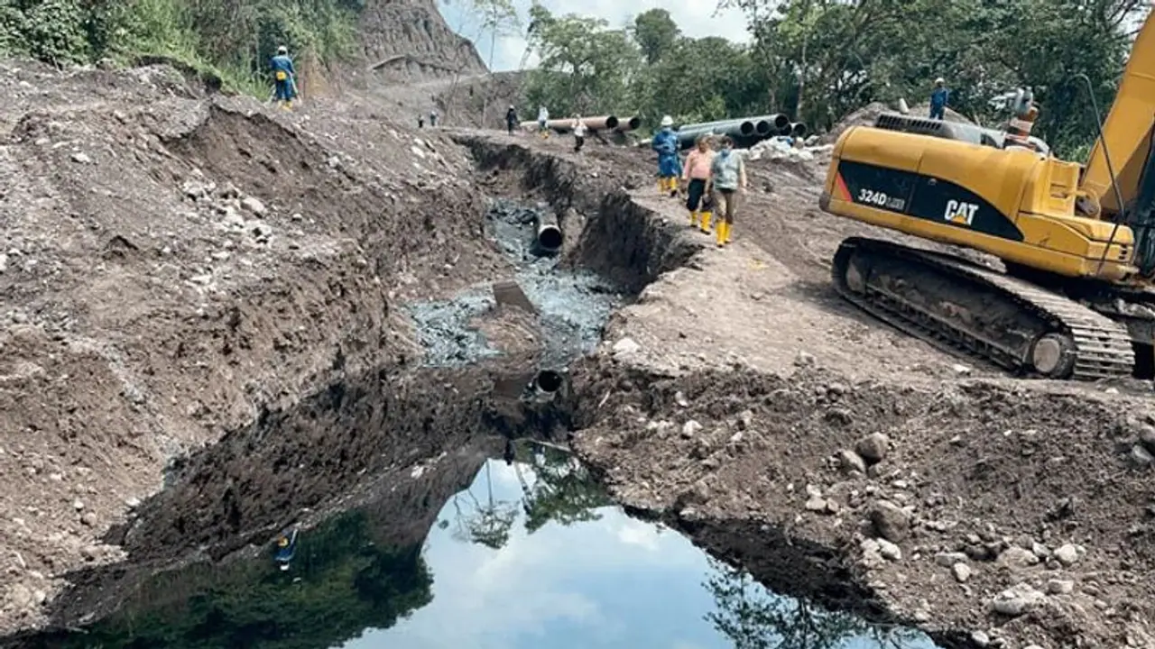 साउथ अमेरिका के इक्वाडोर के अमेजन में पाइप फूटने से रिस रहे कच्चे तेल ने पैदा किया बड़ा संकट साउथ अमेरिका के इक्वाडोर के अमेजन में पाइप फूटने से रिस रहे कच्चे तेल ने पैदा किया बड़ा संकट