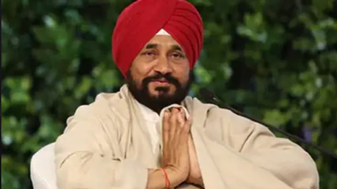 चुनाव से पहले CM Channi की बढ़ीं मुश्किलें: मनी लॉन्ड्रिंग मामले में भतीजे को ED ने किया गिरफ्तार, जारी पूछताछ चुनाव से पहले CM Channi की बढ़ीं मुश्किलें: मनी लॉन्ड्रिंग मामले में भतीजे को ED ने किया गिरफ्तार, जारी पूछताछ