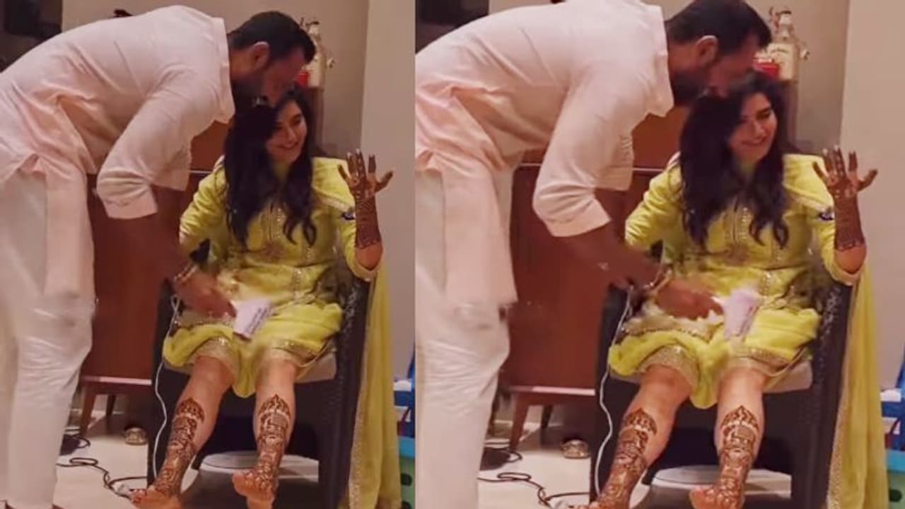 Karishma Tanna Wedding: होने वाली दुल्हनिया की मेहंदी ड्रायर से सुखाते नजर आए दूल्हे राजा, यहां लेंगे फेरे Karishma Tanna Wedding: होने वाली दुल्हनिया की मेहंदी ड्रायर से सुखाते नजर आए दूल्हे राजा, यहां लेंगे फेरे