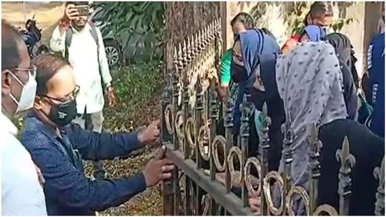 Hijab ban Karnataka : ஹிஜாப் அணிய தடை.. வகுப்புக்குள் விடுங்க கண்ணீர் விடும் இஸ்லாமிய மாணவிகள்.. புது சர்ச்சை