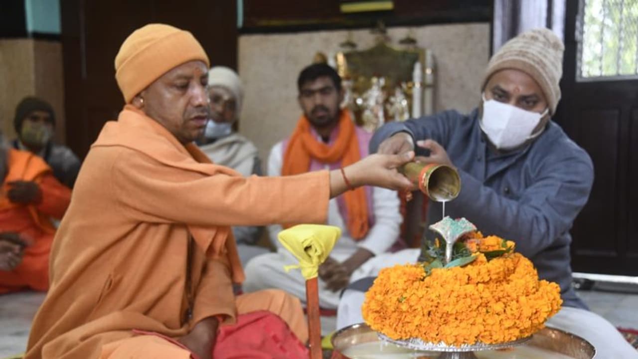 Adityanath Property: লক্ষ টাকার মালিক যোগী আদিত্যনাথ, এক বছরে কমেছে সম্পত্তি Adityanath Property: লক্ষ টাকার মালিক যোগী আদিত্যনাথ, এক বছরে কমেছে সম্পত্তি