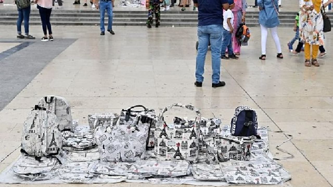 পেটের তাগিদে ব্যাগ বিক্রি করেন ৮৭ এর বৃদ্ধ, টুইটে সাহায্যের অনুরোধ এক সহৃদয় ব্যক্তির, মুহূর্তে ভাইরাল বৃদ্ধের পেটের তাগিদে ব্যাগ বিক্রি করেন ৮৭ এর বৃদ্ধ, টুইটে সাহায্যের অনুরোধ এক সহৃদয় ব্যক্তির, মুহূর্তে ভাইরাল বৃদ্ধের