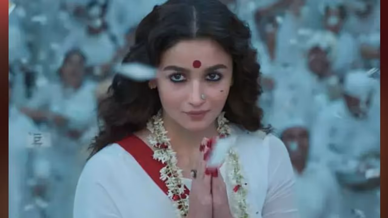 'গাঙ্গু' জ্বরে কাঁপছে বক্স অফিস, প্রথম দিনে কতটা আয় করল আলিয়ার 'গাঙ্গুবাঈ কাথিয়াওয়াড়ি' 'গাঙ্গু' জ্বরে কাঁপছে বক্স অফিস, প্রথম দিনে কতটা আয় করল আলিয়ার 'গাঙ্গুবাঈ কাথিয়াওয়াড়ি'