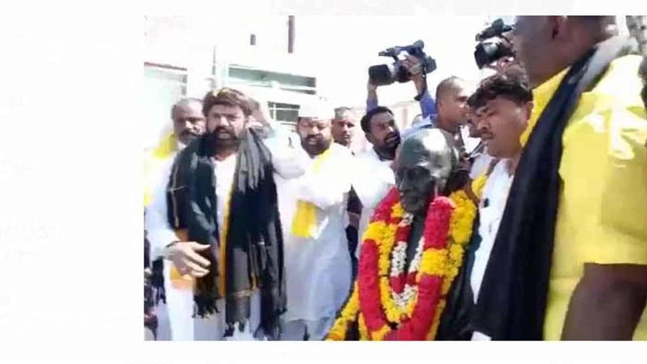 రంగంలోకి బాలయ్య: హిందూపురం జిల్లా కేంద్రం కోరుతూ ర్యాలీ, మౌన దీక్ష రంగంలోకి బాలయ్య: హిందూపురం జిల్లా కేంద్రం కోరుతూ ర్యాలీ, మౌన దీక్ష