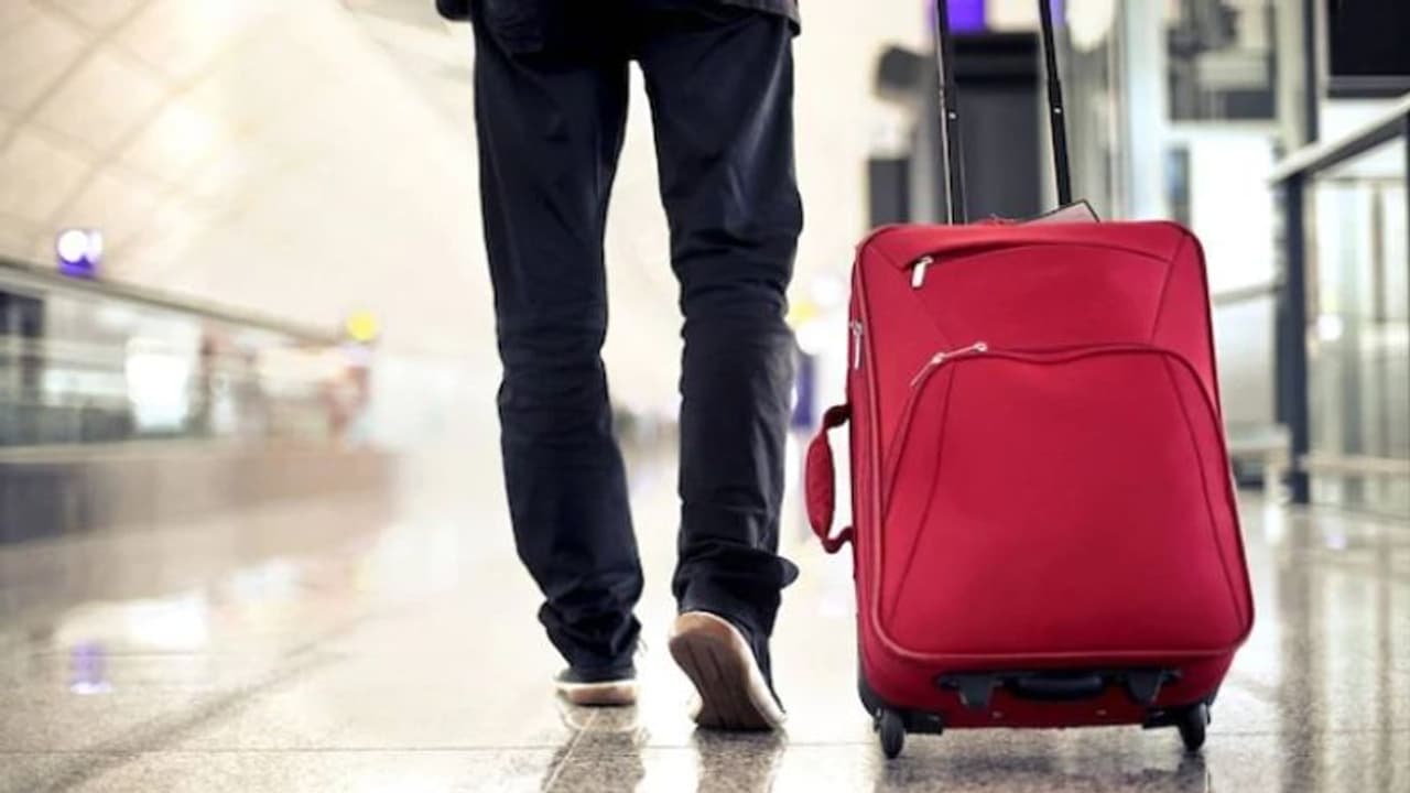 ജി 20 ഉച്ചകോടിക്കെത്തിയ ചൈനീസ് സംഘാംഗത്തിന്റെ കൈയിൽ അസാധാരണ വലിപ്പമുള്ള ബാഗ്!, ഏറെ നേരത്തെ ആശങ്ക, ദുരൂഹത ജി 20 ഉച്ചകോടിക്കെത്തിയ ചൈനീസ് സംഘാംഗത്തിന്റെ കൈയിൽ അസാധാരണ വലിപ്പമുള്ള ബാഗ്!, ഏറെ നേരത്തെ ആശങ്ക, ദുരൂഹത