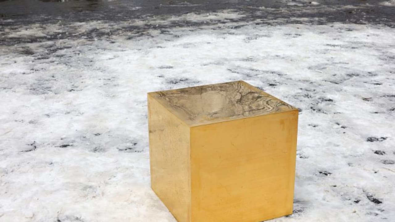 Castello Cube : രാവിലെയായപ്പോള് പാര്ക്കിലൊരു സ്വര്ണ്ണ ക്യൂബ്, ഭാരം 186 കിലോ, വില 87 കോടി! Castello Cube : രാവിലെയായപ്പോള് പാര്ക്കിലൊരു സ്വര്ണ്ണ ക്യൂബ്, ഭാരം 186 കിലോ, വില 87 കോടി!