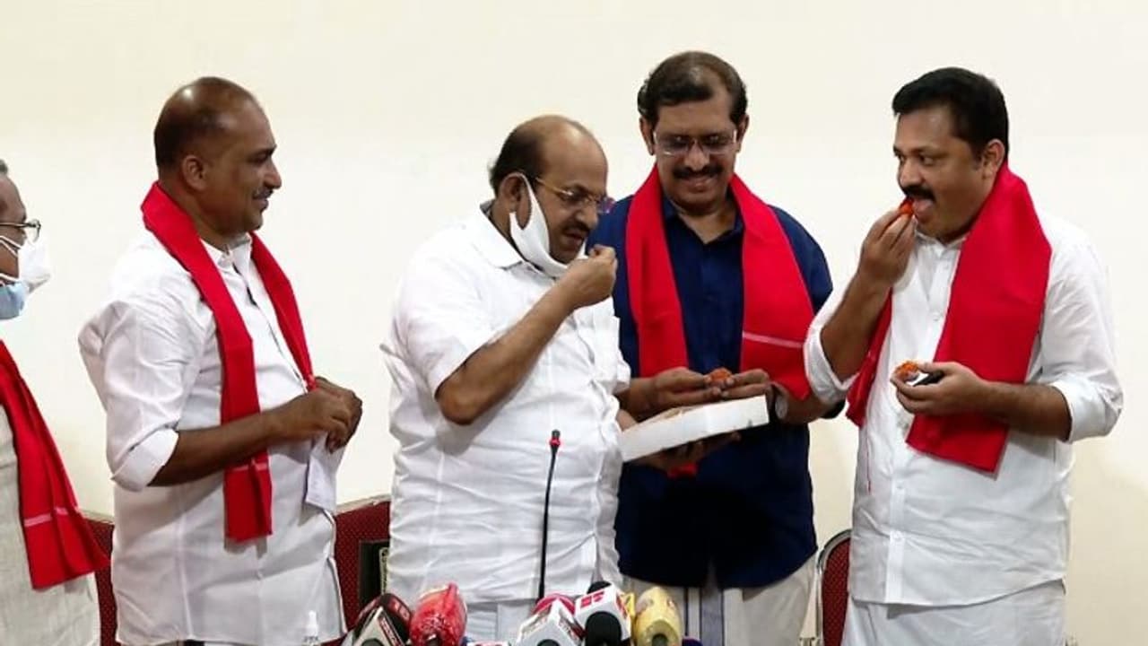 എൽജെഡി വിട്ട ഷെയ്ഖ് പി ഹാരിസും അനുയായികളും സിപിഎമ്മിൽ ചേർന്നു എൽജെഡി വിട്ട ഷെയ്ഖ് പി ഹാരിസും അനുയായികളും സിപിഎമ്മിൽ ചേർന്നു