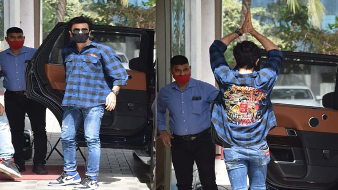 Viral Ranbir Kapoor: প্রেমিকার ছবির ট্রেলার রিলিজ, এবার গাঙ্গুকে নকল করে ভাইরাল রণবীর Viral Ranbir Kapoor: প্রেমিকার ছবির ট্রেলার রিলিজ, এবার গাঙ্গুকে নকল করে ভাইরাল রণবীর